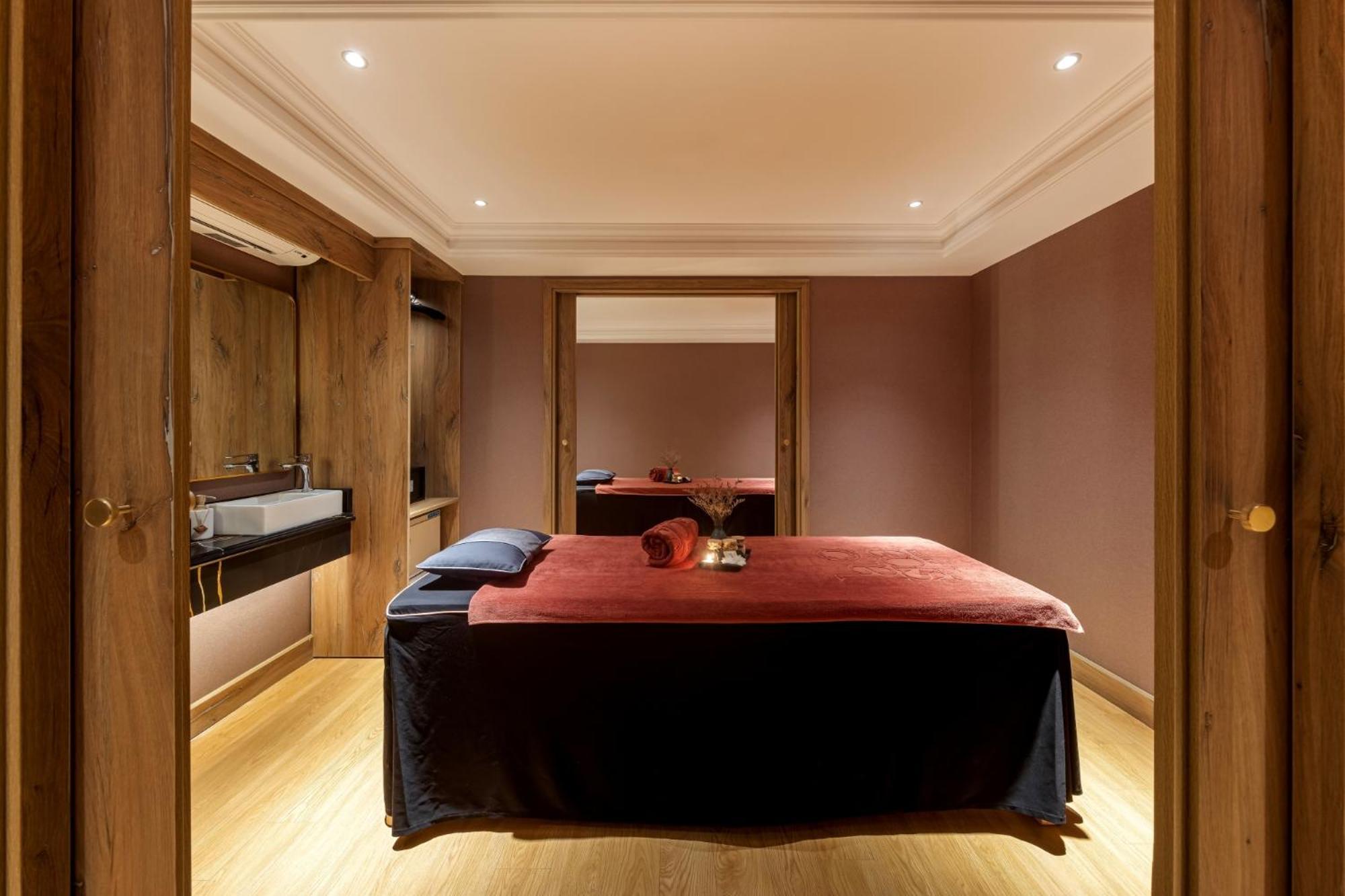 La Siesta Classic Hang Thung Hanoi Exterior photo A treatment room at The Dorchester