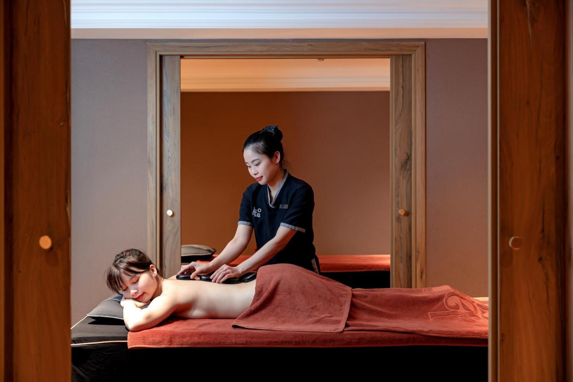 La Siesta Classic Hang Thung Hanoi Exterior photo A woman receiving a massage